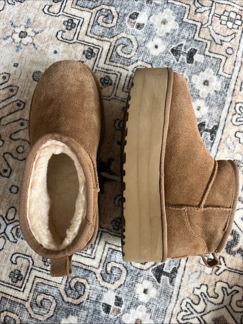 UGG platform boot size 6